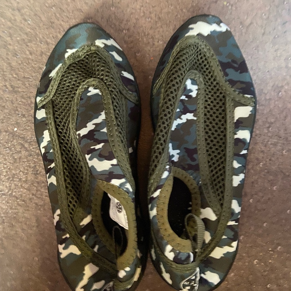 Get ready for summer!!Maui and Sons Kids Swim Shoes - Green Camo